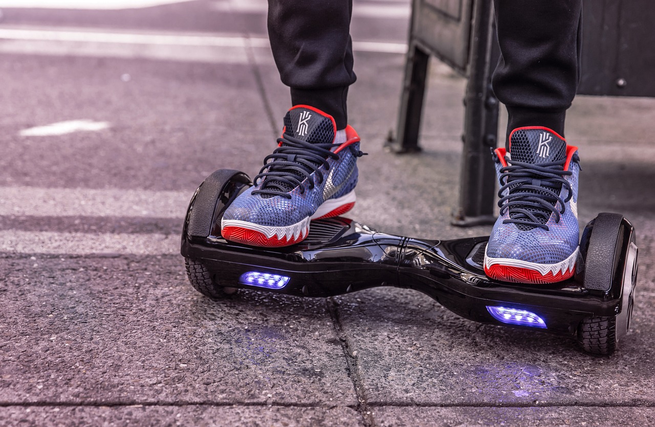 découvrez le monde fascinant des hoverboards : des appareils de transport innovants alliant fun et technologie. parfaits pour les amateurs de sensations fortes, ces engins autonomes vous permettent de glisser avec aisance tout en offrant des designs modernes et variés. explorez notre sélection de hoverboards pour trouver celui qui vous correspond le mieux et laissez-vous porter par la vague de l'avenir !