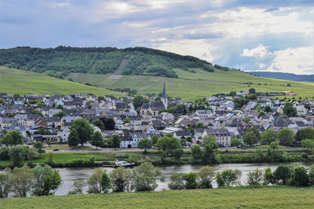 découvrez les charmants villages français, riche en histoire et en culture, où se mêlent traditions, gastronomie et paysages pittoresques. partez à la rencontre de ces petits coins de paradis, propices à l'évasion et aux moments de convivialité.